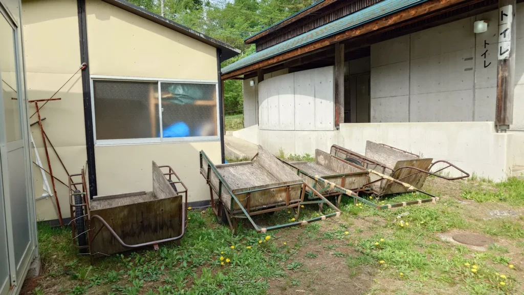 バラギ高原キャンプ場トイレとリヤカー置き場