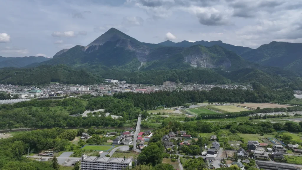 武甲山と麓の町