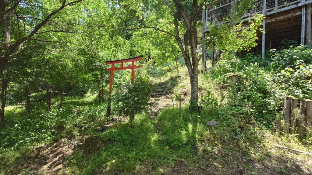 西郷の里キャンプ場鳥居とデッキサイトへの階段