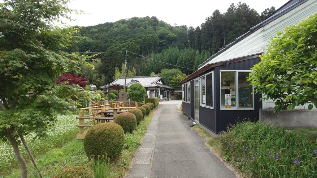 西郷の里キャンプ場管理棟とテラス席