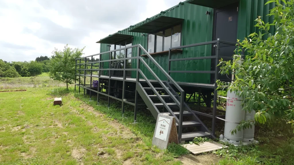 十文字ヴィレッジ展望キャンプ場管理棟階段