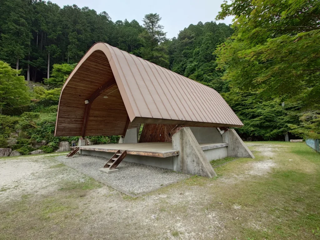 竜神の滝キャンプ場センタグラウンド野外ステージ