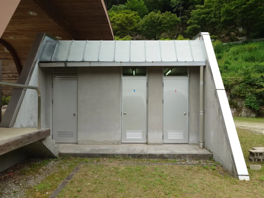 竜神の滝キャンプ場野外ステージ裏トイレ