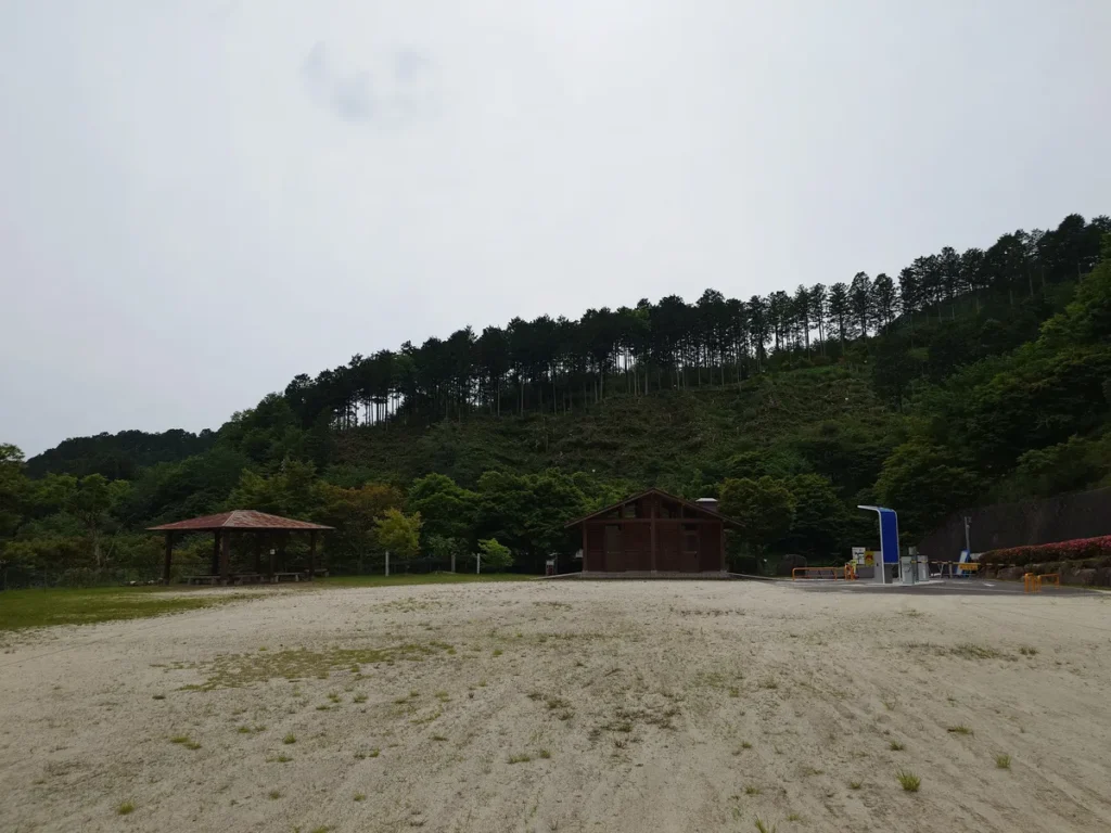 竜神の滝キャンプ場センタグラウンドで入口方面