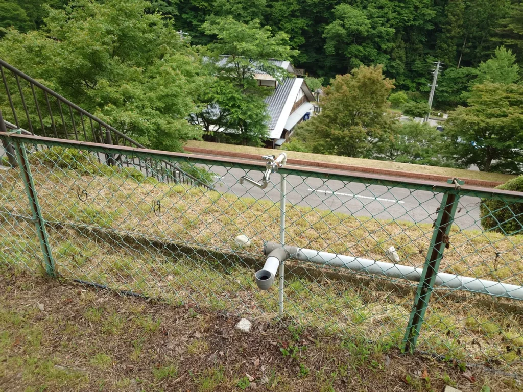 竜神の滝キャンプ場センタグラウンド今は使われていない水道施設