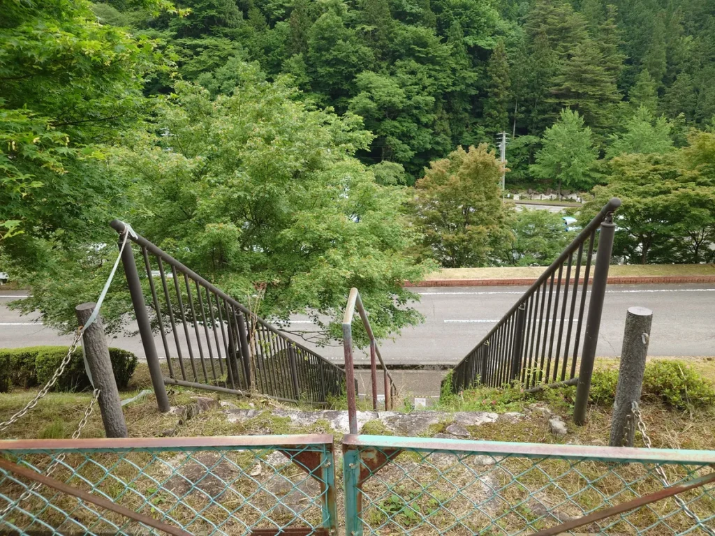 竜神の滝キャンプ場センタグラウンドから降りる通行止めの階段