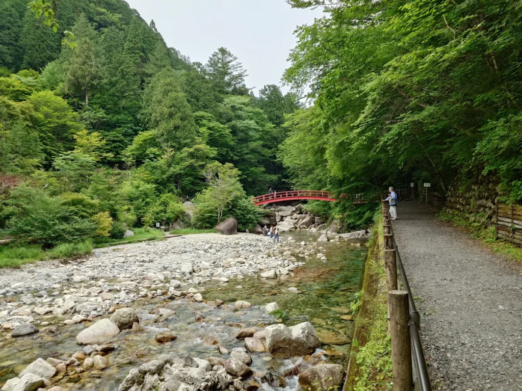 竜神の滝川上川にかかるもみじ橋