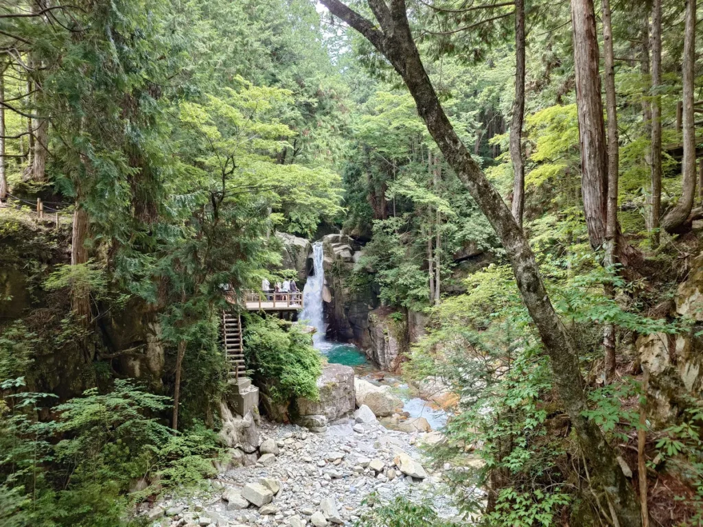 竜神の滝遠景