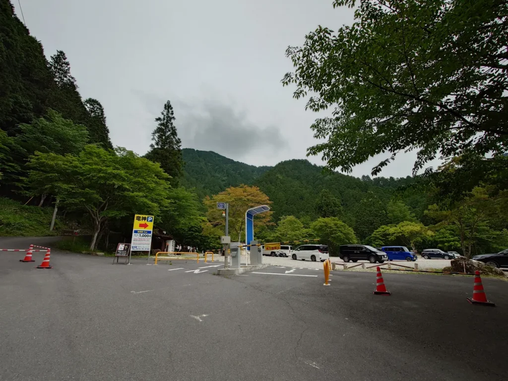 竜神の滝の上にある駐車場