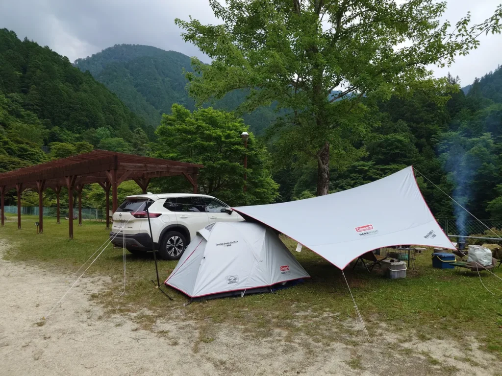 竜神の滝キャンプ場センターグラウンドに設営したテントとタープ