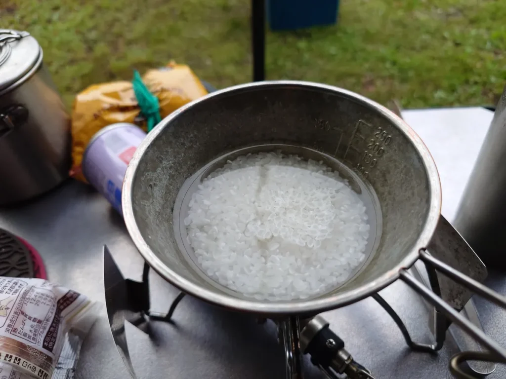 シェラカップ炊飯のために研いだお米