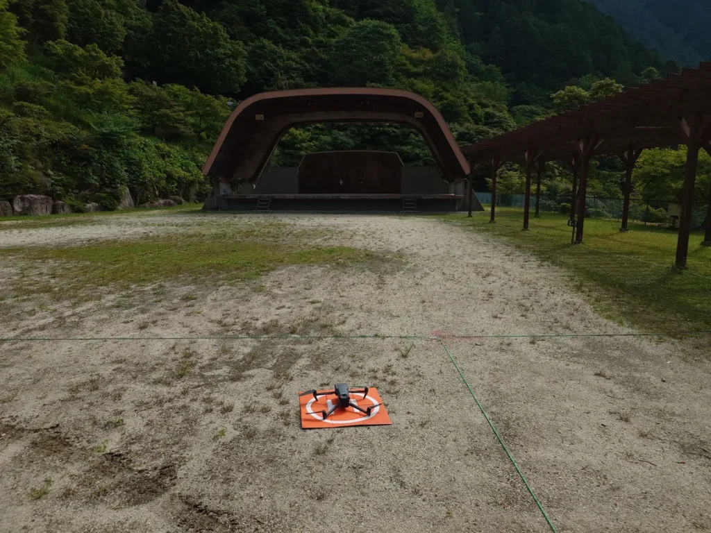 竜神の滝キャンプ場センターグラウンドに配置した飛行前のドローン