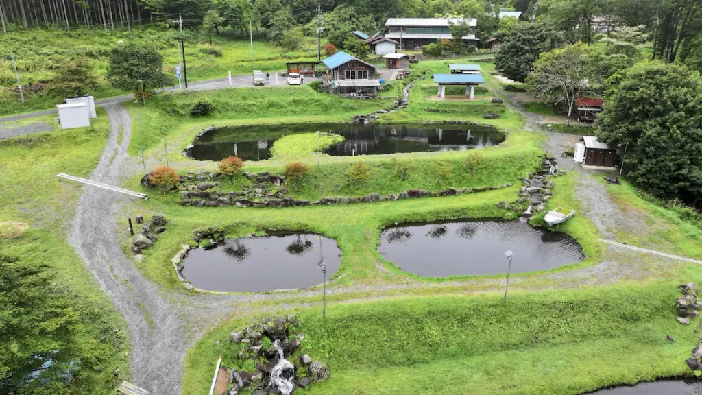 釣り場恵比寿管理棟と一番目と二番目のポンド俯瞰