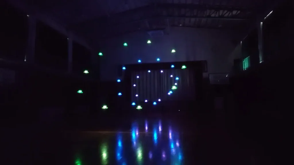 ROBOZ室内ドローンショースクリュー