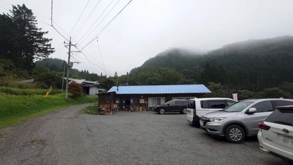 釣り場恵比寿管理棟と関東前の駐車場